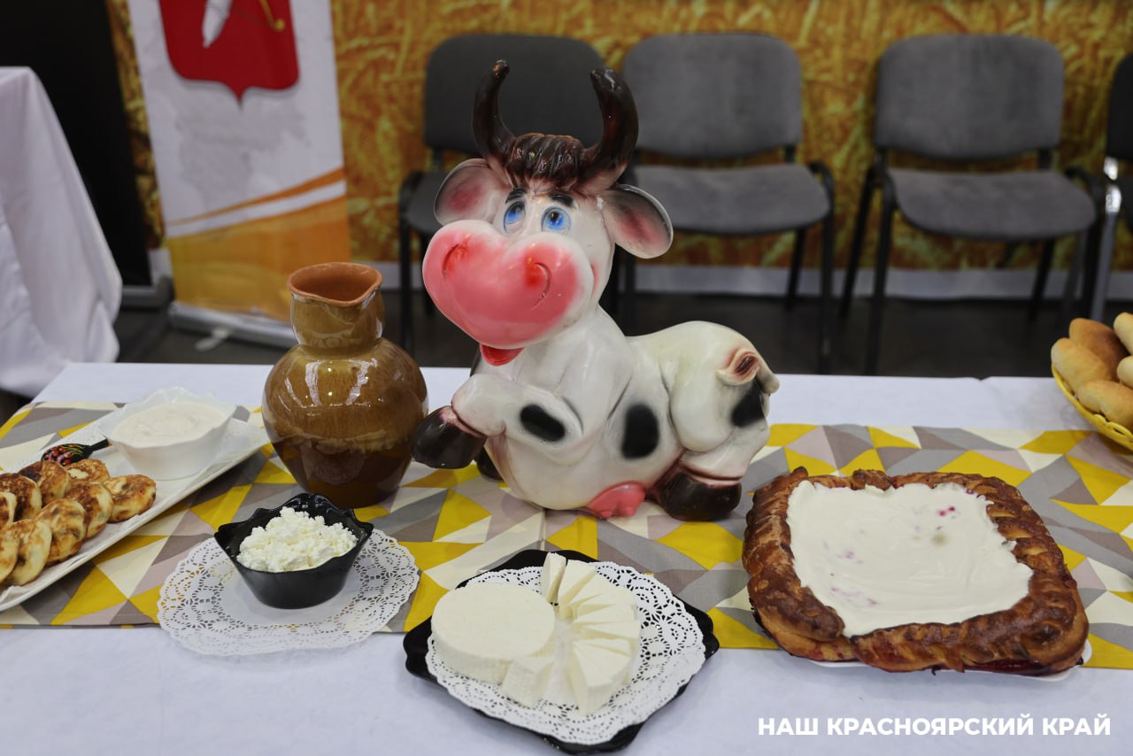 Молочные продукты и шоколад подорожали в Красноярском крае  Так, цена на молоко выросла за год на 18%, сметана и сыр подорожали на 20%, сливки и сливочное масло — почти на треть. Это связано с удорожанием сырья и возросшими транспортными услугами, сообщили в красноярском отделении Банка России.  По тем же причинам выросли цены на шоколад и другие кондитерские изделия. При этом курица, яйца, кальмары, гречка, бананы и виноград подешевели.  — За последний год цены на эти продукты сбалансировались, в том числе из-за расширения предложения. Например, после значительного подорожания курицы в начале 2024 года увеличились объемы поставок птицы и яиц из других регионов, — пояснил управляющий Отделением Красноярск Банка России Сергей Журавлев.