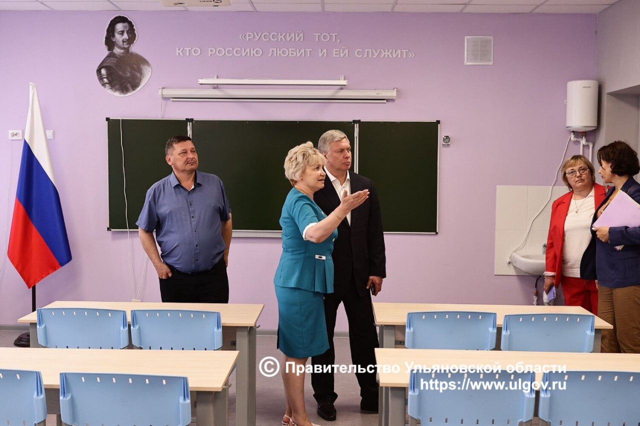 В Ульяновской области продолжается создание современной образовательной среды в школах Губернатор Алексей Русских осмотрел капитальный ремонт в Майнском многопрофильном лицее имени В.А. Яковлева в ходе рабочей поездки в муниципалитет. Это учебное заведение отремонтировали в прошлом году. Здесь учатся 800 ребят. На этот год в Анненковской школе запланировали ремонт крыши, а в школе села Загоскино — пищеблока. Глава региона отметил, что в 2026 году планируется капремонт Игнатовской школы. Напомним, что обновление и модернизация общеобразовательных организаций региона осуществляется благодаря федеральной программе капитального ремонта школ «Модернизация школьных систем образования», реализуемой в рамках нацпроекта «Молодежь и дети» по инициативе Президента РФ Владимира Путина и при поддержке Министерства просвещения РФ.