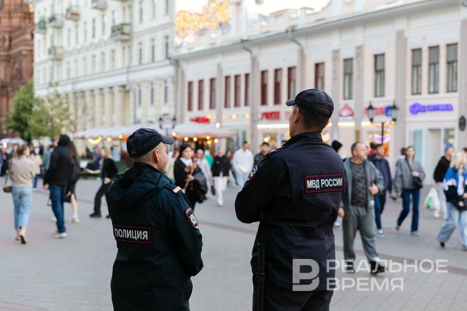 Цель мошенника не просто хищение а подрыв доверия к органам власти В прошлом году мошенники все чаще использовали детей для кражи денег у родителей Самозапреты периоды охлаждения и прочие антимошеннические меры не слишком смущают татарстанцев в 2025 году более 11 8 тыс человек все же перевели деньги аферистам Правда до уровня 2024 года с 13 6 тыс жертв не дотянули О трендах телефонного мошенничества новых барьерах для преступников и о том почему игра в кошки мышки с ними неэффективна в материале Реального времени Подпишитесь на Реальное время в МАХ Telegram Дзен