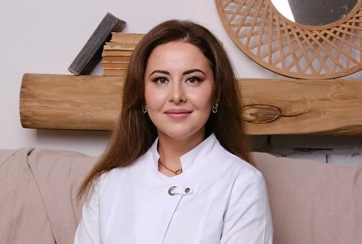 Врач из Уфы спасла трёх пассажиров на рейсе Уфа Владивосток Замглавного врача РКБ имени Куватова Динара Кулова летевшая на Дальневосточный конгресс оказала экстренную помощь сразу трём мужчинам на борту самолёта Сначала Кулова помогла пассажиру с резким падением давления слабостью и головокружением используя стандартную бортовую аптечку В это время второй мужчина донор сдавший кровь перед полётом потерял сознание Пока врач стабилизировала его состояние третий пассажир тоже упал в обморок Несмотря на стрессовую ситуацию Динара Кулова действовала быстро и уверенно следуя инструкциям Всех троих удалось стабилизировать После посадки во Владивостоке их в состоянии средней тяжести передали наземной медицинской бригаде Угрозы жизням нет  Обратная связь  Подписаться  Подписаться в MАКС