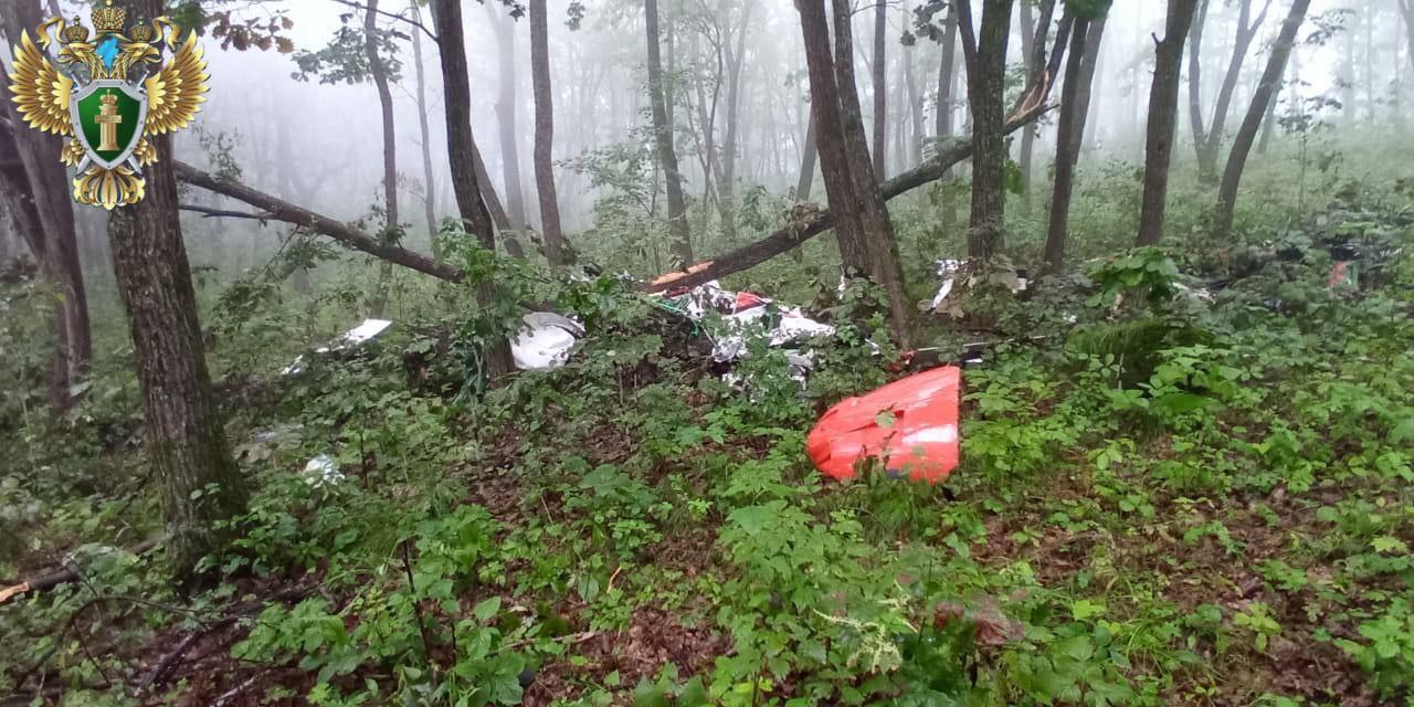 Частный самолёт путешественников из Омска разбился в Приморье в прошлом году из-за того, что его командир потерял ориентацию в пространстве Межгосударственный авиационный комитет опубликовал отчёт о расследовании прошлогоднего крушения в Приморье частного самолёта Bristell RGRA-5500G, на котором летели двое путешественников из Омска. Согласно отчёту, катастрофа произошла из-за того, что командир воздушного судна потерял ориентацию в пространстве, а также потому, что он решил снижаться, несмотря на облака. Напомним, что трагедия произошла в августе прошлого года. Частный самолёт после вылета с аэродрома Пушистый на Сахалине должен быть прибыть на аэродром Новороссия Шкотовский район Приморья , однако в установленное время не прибыл. На борту находились два человека – авиапутешественники из Омска. Утром 7 августа их нашли погибшими недалеко от аэродрома назначения. Источник: VL.ru