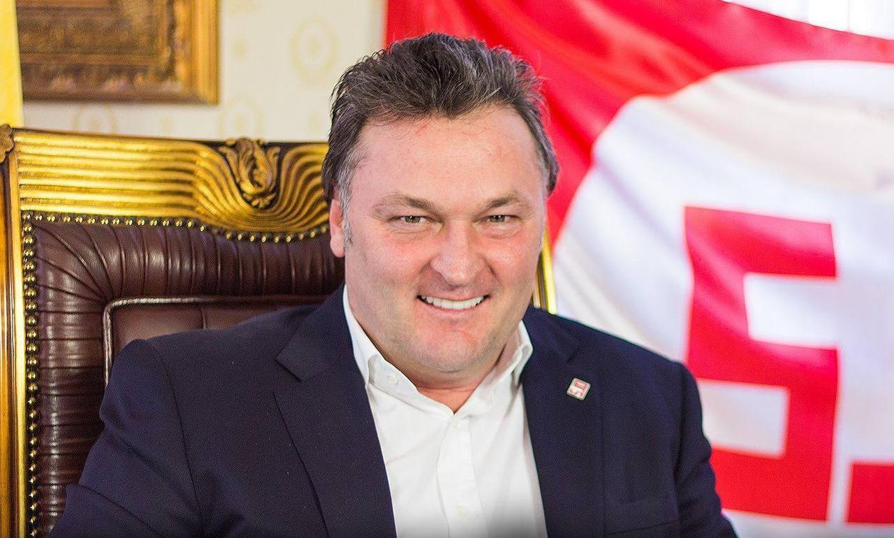 Умер украинский политик и бизнесмен лидер партии 5 10 Геннадий Балашов об этом сообщил нардеп Артем Дмитрук В июле этого года Зеленский ввел против Балашова санкции СНБО Также известно что в 2022 году он уехал из Украины