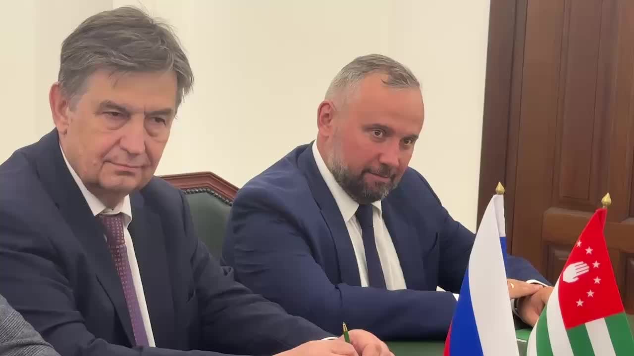 Президент Абхазии Бадра Гунба отмечает день рождения и почитает память Владислава Ардзинба