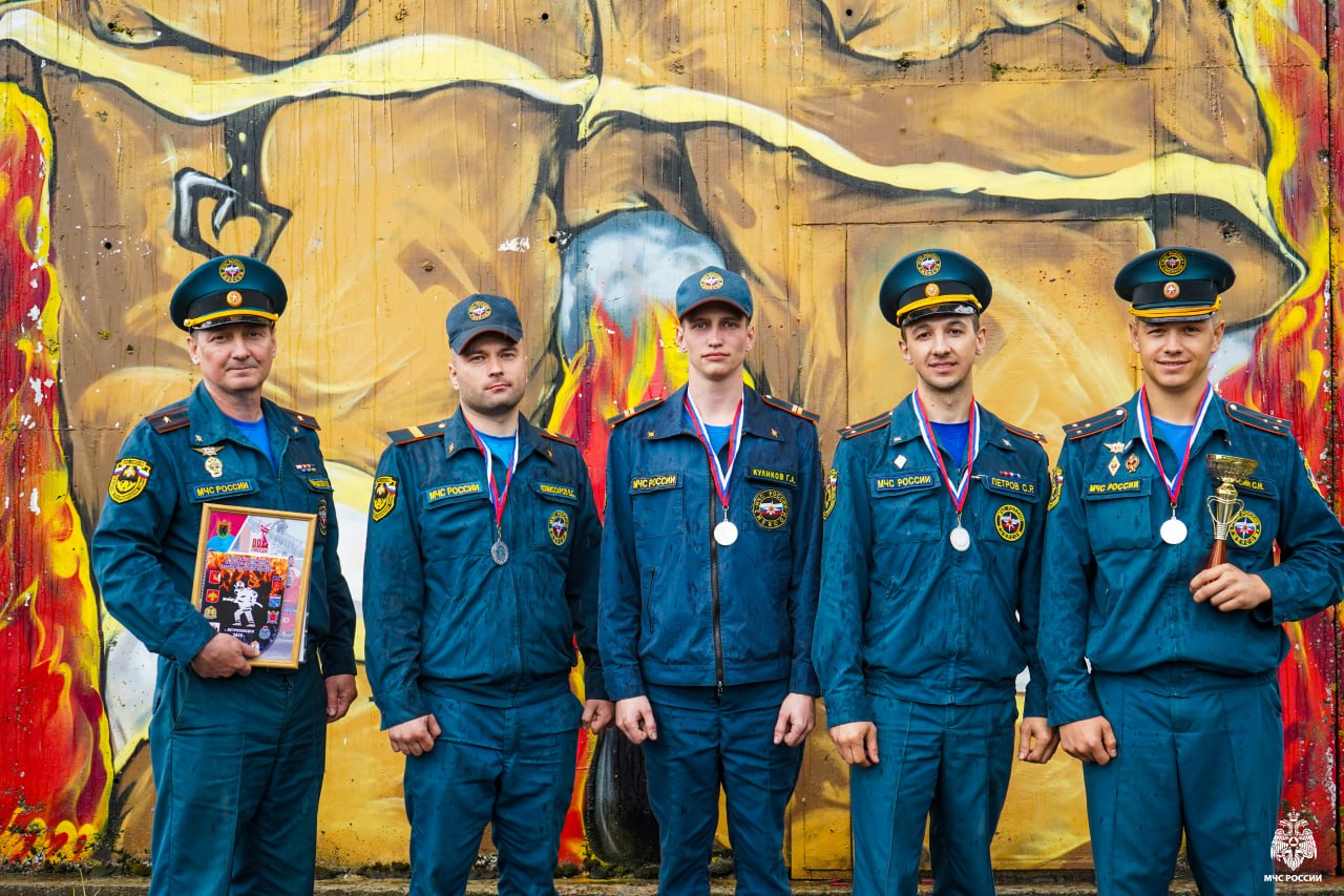 Карельские пожарные взяли серебро Сегодня в Петрозаводске прошли соревнования на звание «Лучшее звено газодымозащитной службы». Состязались специалисты со всего Северо-Запада России: из Карелии, Коми, Архангельской, Вологодской, Калининградской, Ленинградской, Мурманской, Новгородской, Псковской областей, Санкт-Петербурга и Ненецкого автономного округа. Больше фото Подробнее про испытания Лучшими стали: Главное управление МЧС России по Архангельской области; Главное управление МЧС России по Республике Карелия; Главное управление МЧС России по городу Санкт-Петербургу. #МЧСРоссии #МЧСКарелии #МЧС