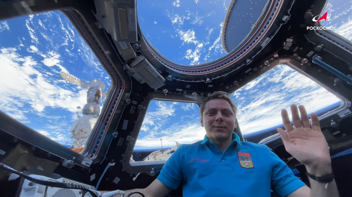 Космонавт с МКС обратился к молодым специалистам воронежского КБХА  С Международной космической станции поступило видеообращение для сотрудников воронежского Конструкторского бюро химавтоматики. Космонавт Кирилл Песков записал приветствие из обзорного купола МКС, находящегося в американском сегменте станции.  В своём послании Песков выразил восхищение работой молодых специалистов КБХА, отметив их вклад в развитие космической отрасли. «Пусть ваши мечты будут безграничны, как космос, а каждый день приносит новые открытия», – сказал космонавт. Он подчеркнул, что разработки бюро помогают человечеству приближаться к звездам.  Особое внимание в обращении было уделено роли КБХА как «стартовой площадки» для профессионального роста. Песков пожелал, чтобы каждый проект специалистов преодолевал трудности так же уверенно, как ракета преодолевает земное притяжение.  В настоящее время молодежь составляет более 20% коллектива конструкторского бюро. Молодые специалисты активно участвуют в ключевых проектах предприятия, включая производство ракетных двигателей.
