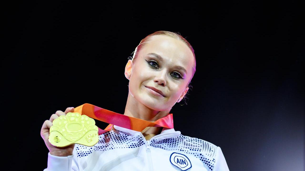 Спортивный комментатор Дмитрий Губерниев назвал Ангелину Мельникову спортсменкой 2025 года в России В разговоре с Матч ТВ Губерниев выделил несколько выдающихся спортсменов которые получили высокие достижения в этом году По его мнению лучшими стали Александр Мальцев Яна Бурлакова Захар Петров Ангелина Мельникова Яна Егорян Климент Колесников Александр Овечкин Если выделять одного то легче легкого назвать Овечкина но это будет несправедливо Пусть это будет Ангелина Мельникова абсолютный чемпион мира по спортивной гимнастике сказал Дмитрий Губерниев Мы всегда на связи в Мах