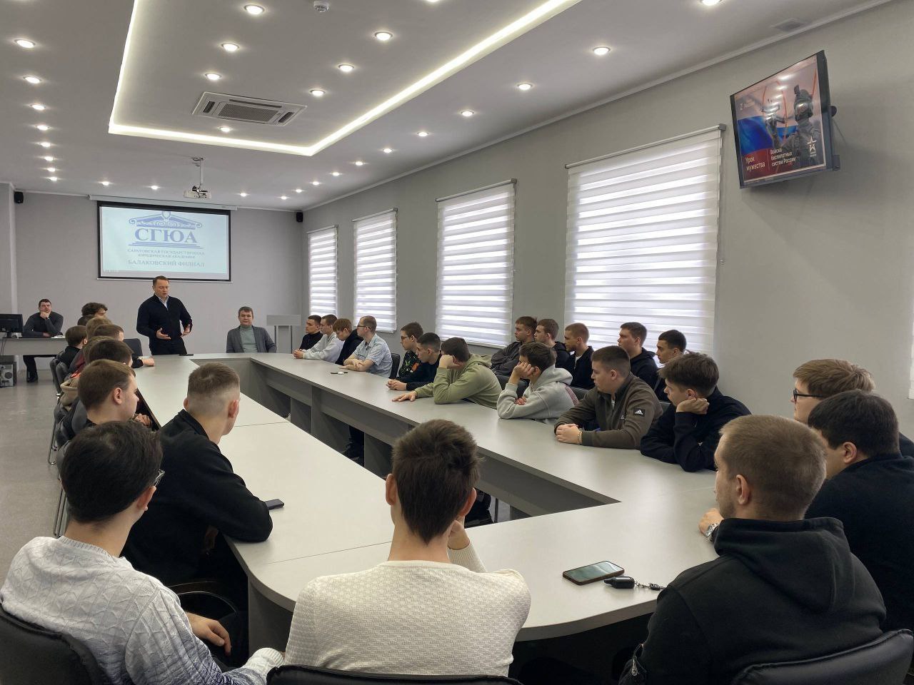 Ветеран СВО Роман Ирисов провел урок мужества для студентов Депутат рассказал учащимся Балаковского филиала Саратовской государственной юридической академии о своей службе в армии и об участии в боевых действиях Большая часть молодых людей в аудитории собирается служить в армии Интерес у ребят вызывают Войска беспилотных систем ВБС новый род войск в составе Вооруженных сил РФ формирование которого началось в 2024 году по инициативе Президента Владимира Путина и Минобороны сообщил Роман Ирисов По его словам разговор также был посвящен развитию систем БПЛА За этими технологиями будущее Сейчас это эффективное оружие на полях специальной военной операции Ребята которые проходят службу в ВБС получают ценные знания и навыки Беспилотники постепенно трансформируют экономику логистику в гражданских секторах Ответил на все вопросы ребят разговор вышел живой и интересный резюмировал Ирисов