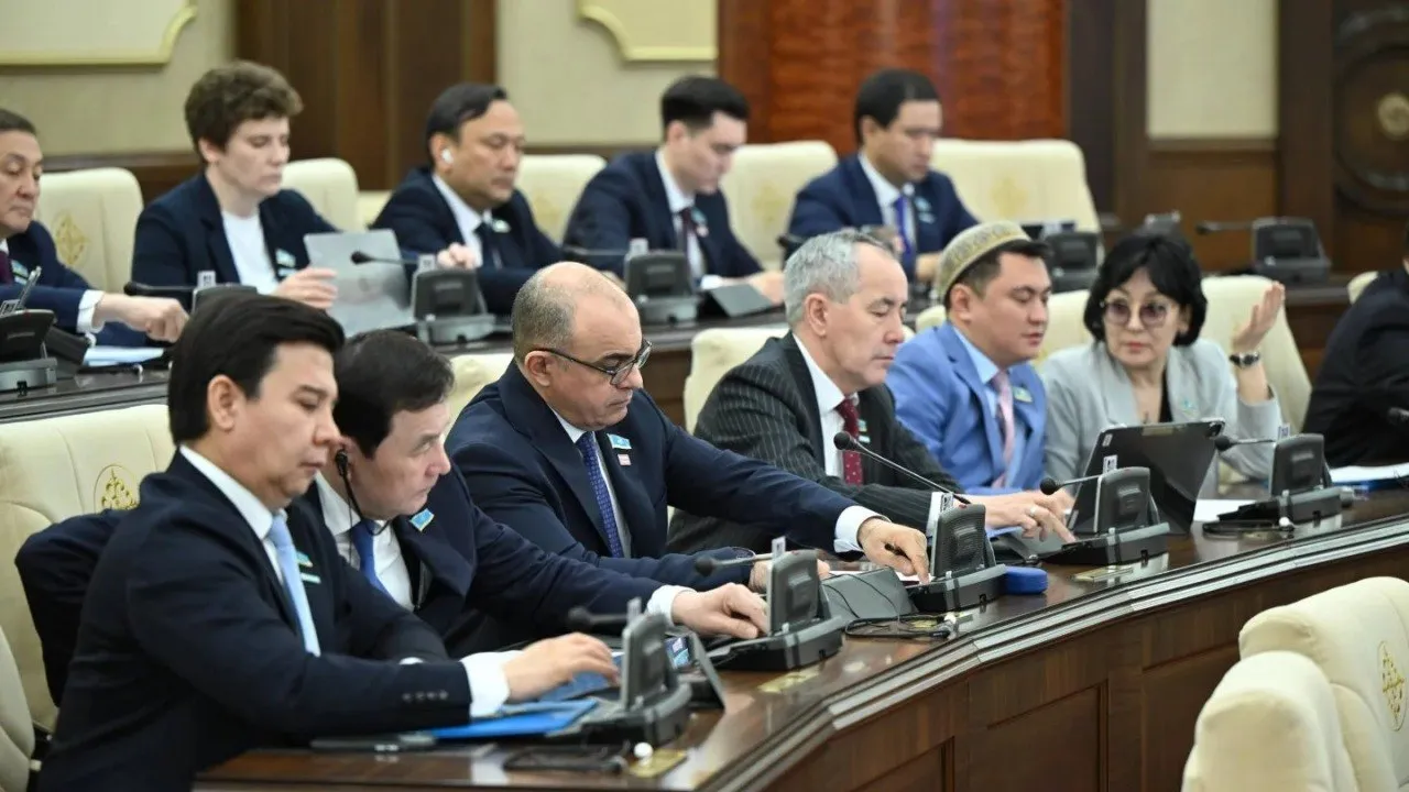 Поведение депутатов будет оценивать специальная комиссия Конституционный закон О курултае рассмотрели в первом чтении на заседании палат парламента Проект конституционного закона представил депутат Айдос Сарым Документ предусматривает создание нового высшего представительного органа курултая По замыслу авторов и по уже озвученной ранее концепции он станет правопреемником нынешнего парламента и будет состоять из 145 депутатов избираемых по пропорциональной системе на пять лет Согласно проекту курултай получит полномочия по принятию законов по формированию госорганов и осуществлению парламентского контроля Также документ регулирует порядок работы сессий комитетов и комиссий статус депутатов правила формирования парламентского большинства и оппозиции Сарым рассказал что одна из новелл законопроекта предусматривает создание совета по депутатской этике Он будет вырабатывать предложения по мерам взыскания если депутаты будут вести себя неэтично Мы впервые вопросы депутатской этики поднимаем на уровень конституционного закона Это очень важный институт который формирует новую политическую и парламентскую культуру Хочу отметить что этическая комиссия мажилиса заработала именно в этом созыве и стала действенным институтом Не скрою многие наши коллеги успели побывать на этической комиссии В нынешнем виде этическая комиссия состоит из председателя и членов каждой депутатской фракции которые избираются в палаты В будущем регламенте этот порядок можно сохранить В целом полагаю что вопросы детально можно будет прописать уже в регламенте нового курултая и там это будет уместно пояснил Сарым Если закон примут он вступит в силу с 1 июля Одновременно утратят силу действующие законы О парламенте Республики Казахстан и статусе его депутатов и О комитетах и комиссиях парламента РК Фото мажилис РК Наши площадки Сайт Instagram Facebook YouTube X TikTok t me orda kz