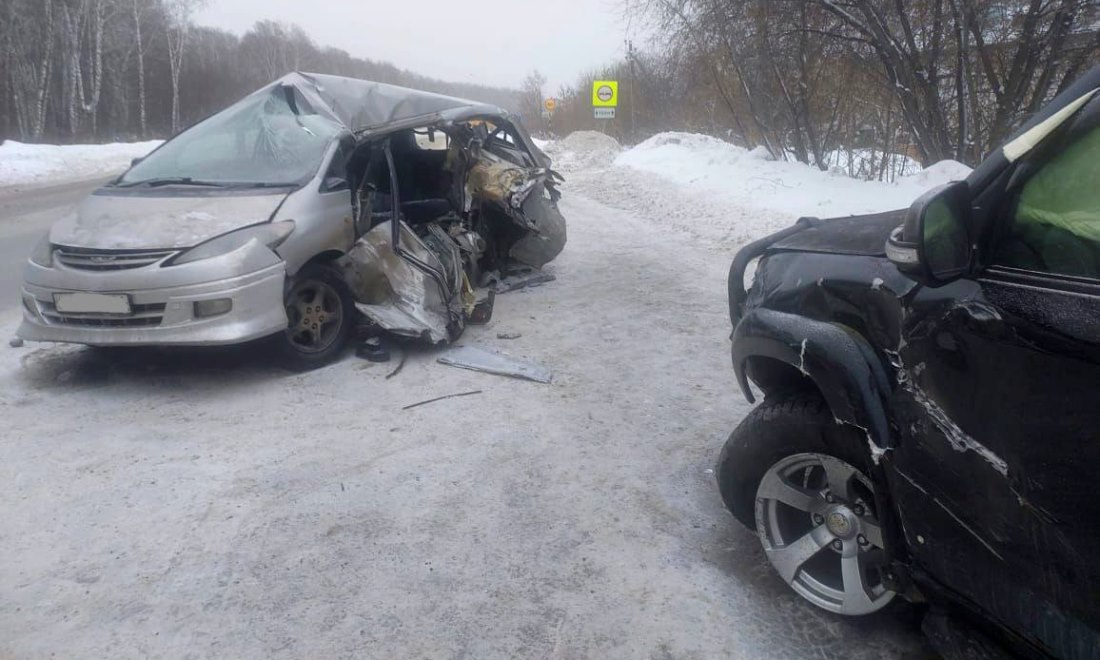 Автомобили Toyota Estima и Toyota Land Cruiser Prado столкнулись в Новосибирске. Одного из водителей и 4 пассажиров с травмами доставили в больницу.     ДТП произошло 5 января в 10:45 в Октябрьском районе Новосибирска. Водитель автомобиля Toyota Estima на Гусонобродском шоссе выехал на встречную полосу и врезался в Toyota Land Cruiser Prado.     «В результате ДТП пострадали: водитель автомобиля «Тойота Истима»,  четверо пассажиров автомобиля «Тойота Истима». Все пострадавшие доставлены в лечебное учреждение, характер травм уточняется», – прокомментировали в Госавтоинспекции Новосибирска.     Сотрудники ГАИ устанавливают обстоятельства ДТП.