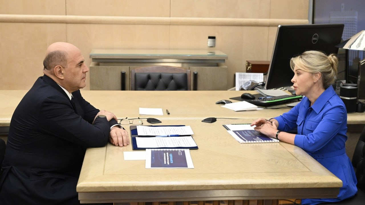 Радионова рассказала Мишустину как с помощью ИИ Росприроднадзор собрал половину из 20 млрд РОП платежей Росприроднадзор собрал в рамках расширенной ответственности производителей РОП более 20 млрд рублей при плане в 7 млрд а половину из этой суммы служба привлекла с помощью искусственного интеллекта Об этом в ходе встречи с премьером правительства РФ Михаилом Мишустиным сообщила глава ведомства Светлана Радионова По ее словам все эти деньги пойдут на экологические мероприятия реформу ТКО выстраивание экономики замкнутого цикла новые федеральные проекты Она рассказала что число проверок Росприроднадзор снизил вдвое а количество профмероприятий больше чем в 10 раз выросло Мы собираем по году более 21 млрд рублей обязательных платежей Это не штрафы а именно те платежи которые природопользователь вносит за негативное воздействие на природные ресурсы при их использовании И все эти платежи идут в региональные бюджеты и далее распределяются на природоохранные мероприятия пояснила она