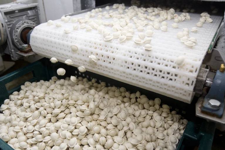 В пельменях из магазинов Петербурга нашли массу нарушений Пять из девяти проверенных популярных марок пельменей из магазинов города не прошли проверку Общественного контроля Оказалось что недобросовестные изготовители заменяют мясо более дешёвыми компонентами не указывая этого на упаковке Так в пельменях Домашние от Мираторг нашли крахмал которого нет в составе на этикетке Ещё больше нарушений нашлось в продукции Домашние ТМ А Н Герасименко В её начинке нашли и крахмал и целлюлозу при этом содержание белка составило 9 94 вместо заявленных 15 а начинки было всего 45 6 Роспотребнадзор уже направил предостережения о недопустимости нарушений выявленным производителям Юлия Пыхалова Читай нас в MAX Подпишись на Комсомольскую правду СПб