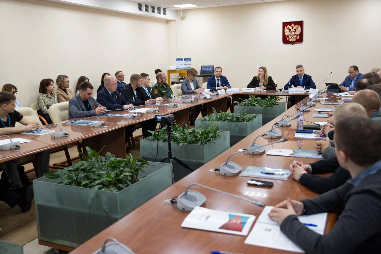Ветераны СВО из Нижегородской области стали студентами МГИМО Регион на обучении представляют Денис Печуркин, Максим Попов и Илья Калинин. Они вместе со студентами из Московской, Рязанской, Смоленской, Тульской, Новгородской областей, а также из Москвы и Санкт-Петербурга пройдут обучение освоят программу профессиональной переподготовки «Управление городской инфраструктурой и развитием территорий». Проведут обучение 30 преподавателей, среди которых действующие руководители органов власти и практикующие эксперты отрасли. В программу входят теоретическая и практическая подготовка по основам государственного и муниципального управления, административно-правовым и технико-организационным вопросам, развитию территорий и цифровизации городского хозяйства. Для участников также предусмотрено бесплатное проживание и питание, доступна современная инфраструктура кампуса Одинцовского филиала МГИМО, в том числе спортивно-оздоровительный комплекс, бассейн и библиотека. Кроме очных занятий запланированы выездные семинары на инфраструктурные объекты Москвы и Московской области и культурные мероприятия. После завершения обучения слушатели программы получат диплом государственного образца для дальнейшего трудоустройства. Проект реализует Главное управление по обслуживанию дипломатического корпуса ГлавУпДК при МИД России по поручению Министра иностранных дел РФ Сергея Лаврова и Президента РФ Владимира Путина совместно с Государственным фондом «Защитники Отечества» и МГИМО. Гордимся нашими ветеранами и желаем успехов в обучении!