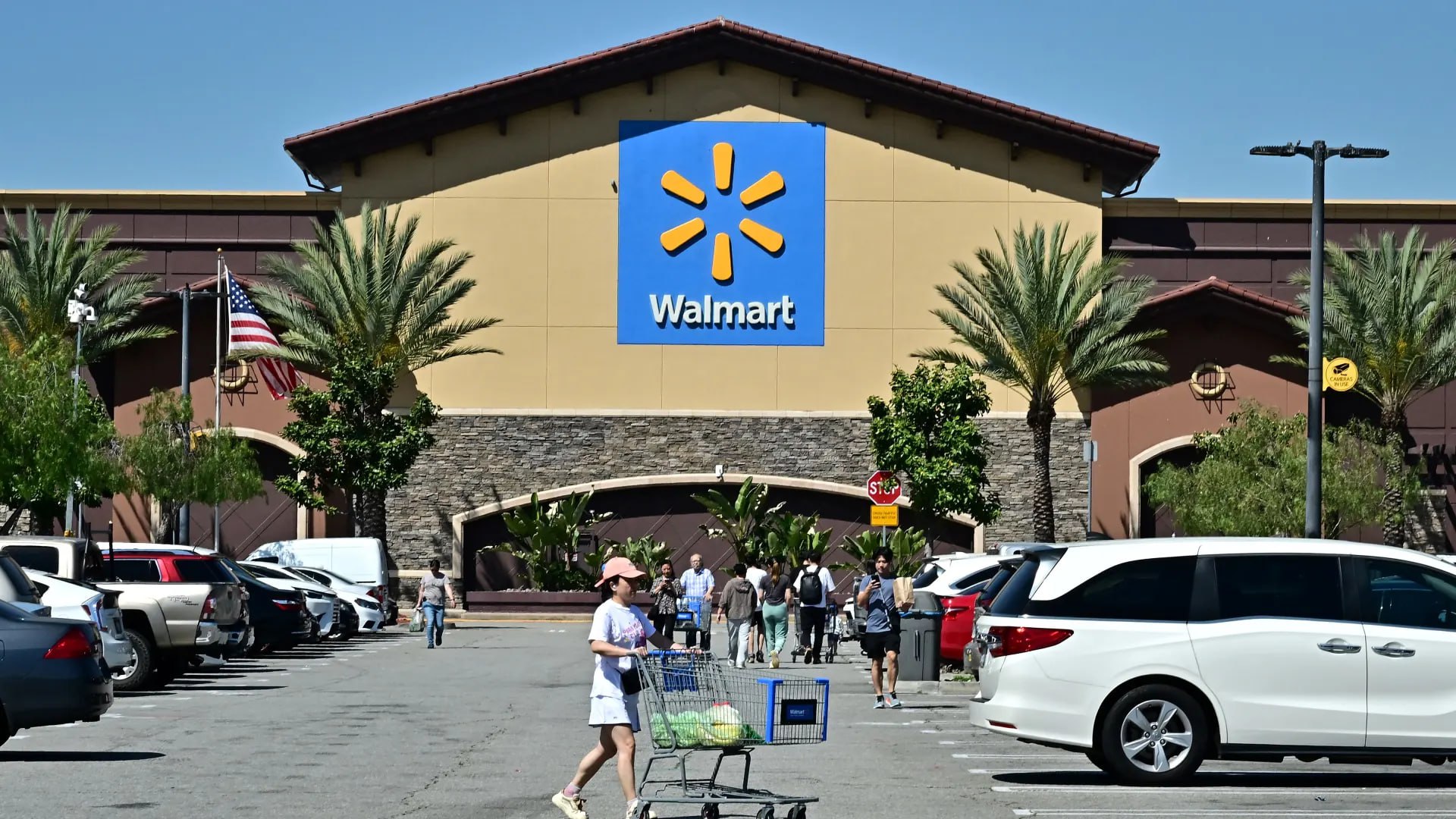 Трамп призвал Walmart «съесть тарифы» вместо того, чтобы повышать цены – CNBC Дональд Трамп резко раскритиковал крупнейшего американского ритейлера Walmart за планы повысить цены из-за введенных им тарифов на импорт. В своем посте на Truth Social Трамп заявил, что Walmart должен «съесть тарифы» и не перекладывать дополнительные расходы на покупателей. «Walmart должен ПЕРЕСТАТЬ пытаться обвинять пошлины как причину повышения цен по всей цепочке. Walmart и Китай должны, как говорится, «СЪЕСТЬ ТАРИФЫ» и НИЧЕГО не взимать с ценных клиентов. Я буду наблюдать, и ваши клиенты тоже!!!», – написал президент. #политика #бизнес Больше новостей США здесь. Подписывайся!