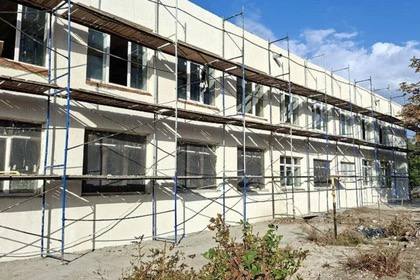 Школа искусств в Мариуполе после реконструкции примет 500 детей в 2026 году В Орджоникидзевском районе Мариуполя активно ведутся работы по восстановлению детской школы искусств 3 Специалисты уже приступили к внутренним отделочным работам Об этом сообщили КП Донецк в публично правой компании Единый заказчик в сфере строительства Площадь реконструируемого объекта превышает 2000 квадратных метров К настоящему моменту строители завершили работы по усилению несущих конструкций активно обустраивают новую кровлю устанавливают окна и двери На фасаде здания проводятся работы по утеплению и отделке Внутри помещений завершена перепланировка и специалисты приступили к отделочным работам Подписаться на donetsk kpru