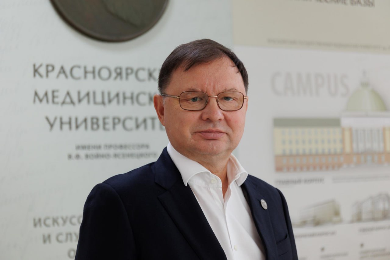Ректор Красноярского государственного медицинского университета Алексей Протопопов уйдёт в отставку Новость сообщил Илья Зайцев в своём телеграм канале Депутат утверждает что Протопопов сам рассказал о своём решении сотрудникам университета Полномочия исполняющего обязанности ректора заканчиваются 30 сентября продлевать их Протопопов не планирует Ректор также сообщил что никогда не стремился на эту должность и с лёгкостью переворачивает эту страницу За шесть лет во главе университета удалось то что изначально казалось невыполнимым В пресс службе ВУЗа журналистам информацию об отставке не комментируют Лишь подтверждают что полномочия и о у Протопопова истекают 30 сентября На должность и о ректора КрасГМУ Алексея Протопопова назначили в августе 2019 года В январе 2020 он стал ректором на пять лет после истечения срока вновь стал и о Отметим что в апреле 2025 года задержали проректора КрасГМУ по учебной и воспитательной работе Ирину Соловьёву Она обвиняется в начислении премии сотрудникам университета которые забирала якобы для нужд ВУЗа Свою вину Соловьёва признала заключила соглашение со следствием её перевели под домашний арест А в июле по этому же делу задержали проректора по экономике и финансам КрасГМУ Михаила Кулешко По данным следствия он и Соловьёва забирали у сотрудников начисленные премии и присваивали себе красноярск kras 24
