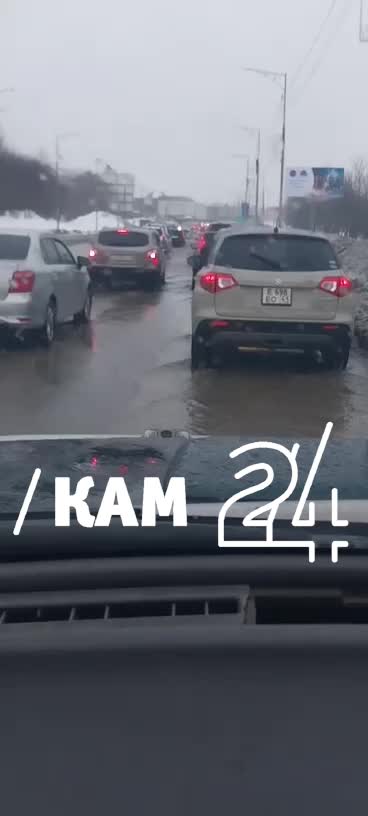 Циклон затопил дороги Петропавловска, МЧС помогает водителям