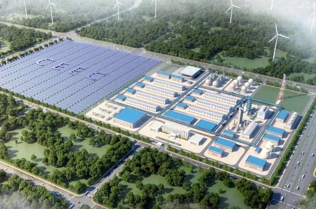 Китайская госкомпания China Energy Engineering Group приступила к реализации крупнейшего в мире проекта по производству водорода аммиака и метанола Первая очередь промышленного парка водородной энергетики Songyuan в провинции Цзилинь рассчитана на производство 45 тыс т чистого водорода а также по 200 тыс т аммиака и экологически чистого метанола в год сообщила компания В состав промышленного парка входят солнечные и ветровые электростанции накопители энергии комплекс по производству водорода методом электролиза воды и гибкого химического синтеза По словам CEO China Energy Engineering Group Ни Чжэня в перспективе стоимость выработки водорода в промышленном парке будет снижаться geonrgru YouTube sponsr ru