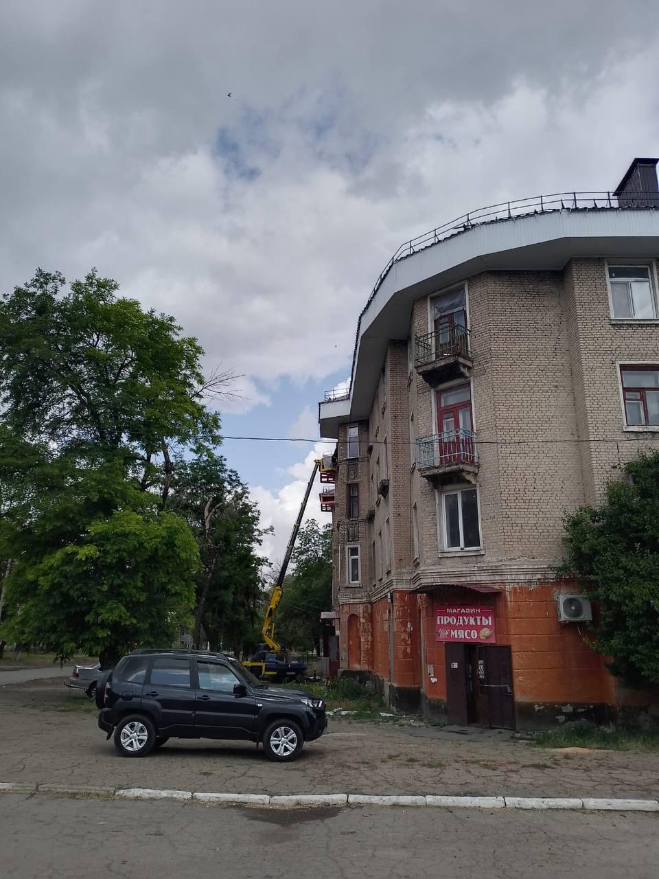 Ульяновцы провели отделочные работы в рамках завершающего этапа капитального ремонта МКД в Белореченском Строители из Ульяновской области провели отделочные работы в рамках завершающего этапа капитального ремонта кровли трех многоквартирных домов в Белореченском Лутугинского муниципального округа. - Завершили утепление чердачных помещений. Сейчас в стадии выполнения работы по обшивке карнизов - на них обращаем особое внимание, заделываем стыки, чтобы дождевая и талая вода не затекала в технические полости. Также устанавливаем водосточные системы на фасадах трех домов. Уже совсем скоро жители смогут оценить качество нашей работы, - рассказали представители ульяновской строительной бригады. Ремонт кровель трех домов по улице Ленина в Белореченском вели в течение первого полугодия. За это время провели полный демонтаж старого кровельного покрытия и поддерживающих конструкций, установили новую обрешетку, металлическую кровлю, провели гидроизоляцию и утепление внутренних чердачных помещений.