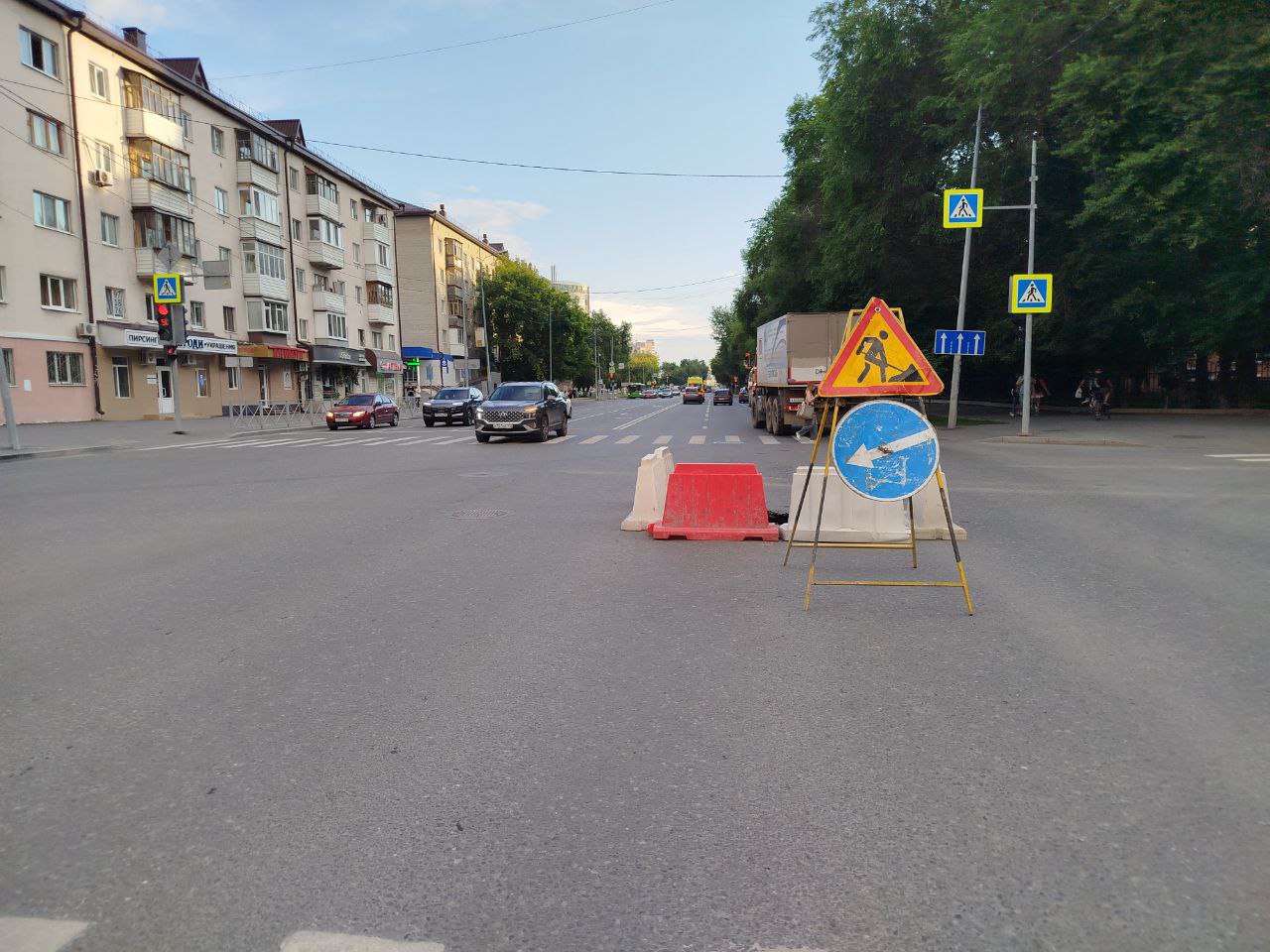 Из-за провала на перекрестке ул. Советской и Профсоюзной частично ограничено движение Оно организовано по двум полосам. На участке ремонта скорость ограничена до 40 км в час. Сегодня будет проведен ремонт проезжей части, сообщили в Госавтоинспекции Тюменской области. Подписаться Отправить новость #тк