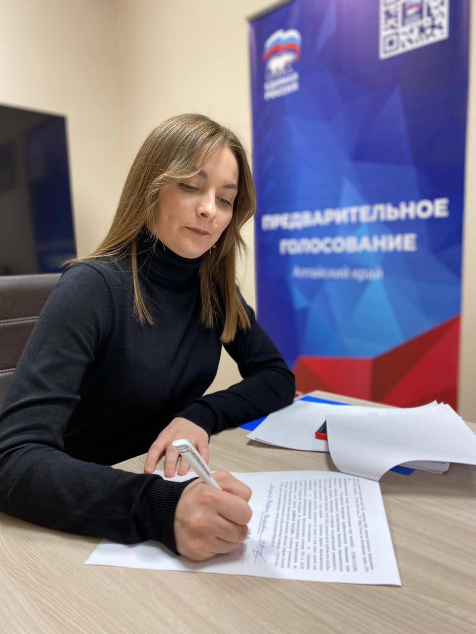 Как мы и предупреждали - возможен кадровый сюрприз. И он случился: единороссы передали мандат арестованного депутата Николая Данилина не особо известной в том числе и среди молодежи предводительнице местных молодогвардейцев Виктории Анищенко. Влиятельных и ресурсных оставили за бортом, впрочем не впервые. Молодеет с годами состав краевого парламента. Есть и забавные моменты в трудовой деятельности будущего депутата - теперь депутат Барнаульской гордумы будет руководить краевым депутатом. Напомним, Виктория работает главспецом отдела агит-пропаганды регионального исполкома ЕР, а возглавляет его депутат БГД Иван Гладких.