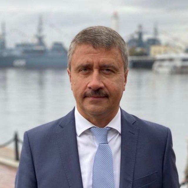 В администрации Кронштадта проходят обыски Сотрудники ФСБ пришли в кабинет главы города Андрея Кононова Интерес силовиков связан с контрактами на благоустройство территории Как сообщают СМИ проверка может касаться деятельности компании которая в последнее время значительно увеличила объем муниципальных заказов в Кронштадте Подписаться на НТВ Петербург Буст канала