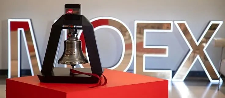 Мосбиржа увеличит продолжительность основной торговой сессии на фондовом рынке MOEX С 23 марта площадка увеличит продолжительность основных торгов за счет изменения времени проведения аукциона закрытия На рынке акций он будет начинаться на 15 минут позже на рынке облигаций на 5 минут позже В обоих секциях продолжительность аукциона закрытия сократится до 5 минут В итоге с 23 марта регламент проведения аукциона закрытия на фондовом рынке будет следующим 18 55 мск окончание торгового периода 18 55 19 00 мск аукцион закрытия jkinvest news jkinvest