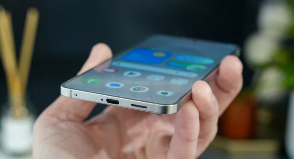 Инсайдеры скорректировали прогноз на Samsung S26 Edge Пока что все эксперты сходятся на том, что компания ещё уменьшит толщину устройства примерно на 0,3 мм, не учитывая выступ камеры , но увеличит аккумулятор. Ранее звучала цифра в 4400 мАч, сейчас уже 4200 мАч. Вряд ли она опустится ниже, но может и вырасти. Technodeus Подписывайся #news #samsung