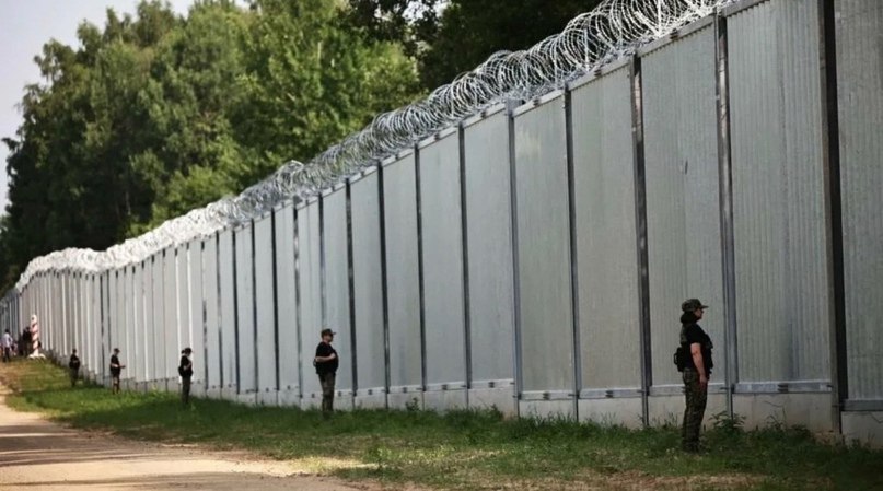 Польский режим все-таки возведёт на границе с Беларусью пять 70-метровых вышек. Они дополнят уже существующий электронный барьер. Монтаж сооружений в Подляшском воеводстве, у рек Свислочь и Источанка, продлится до декабря текущего года. Цена вопроса – $13 млн. Фактически государство украло эти деньги у своего населения под предлогом «угроз». С 2021 года там уже стоит 186 км забора высотой 5 метров – формально для борьбы с мигрантами. Жители приграничных деревень против этой дурости и периодически выходят на протесты. Им надоело, что границу превратили в полигон для издевательств над беженцами. Теперь ещё и напряжение с Беларусью раздувают. Люди просят мира, но власти отвечают колючей проволокой. Обсуждение Прислать новость