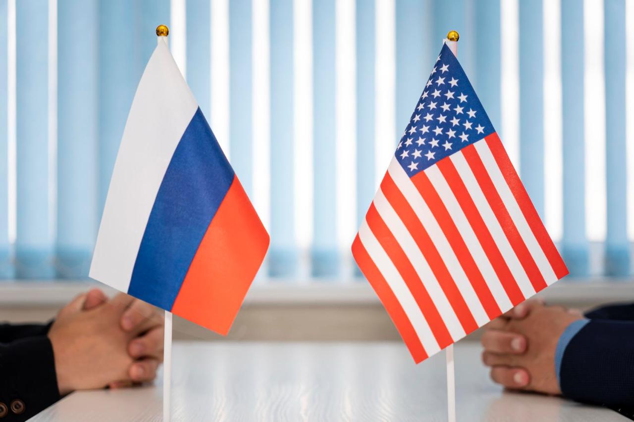 Москва ведет предметный разговор с Вашингтоном об упрощении процедуры выдачи виз и возобновлении авиасообщения – посол РФ в США Александр Дарчиев По словам дипломата, перезапуск прямых рейсов между странами – вопрос приоритетный и многоаспектный. Он требует проведения переговоров с подключением авиационных властей, которые российская сторона рассчитывает запустить в ближайшее время. Новый раунд переговоров делегаций по устранению «раздражителей» в отношениях России и Соединенных Штатов пройдет «в самое ближайшее время в Москве», заверил Дарчиев. - Подпишись!