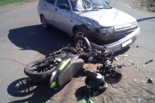 В Аксайском районе в ДТП с десяткой пострадал юный мотоциклист В Аксайском районе под колеса отечественного авто угодил несовершеннолетний мотоциклист По данным аксайских спасателей ДТП произошло около 6 часов вечера в станице Ольгинская Здесь на улице Красноармейская столкнулись автомобиль ВАЗ 2110 и мотоцикл В результате аварии пострадал несовершеннолетний водитель мотоцикла у него есть травмы Его доставили в районную больницу для осмотра и возможной госпитализации Обстоятельства происшествия уточняются Подпишись на 1Rnd Написать в редакцию