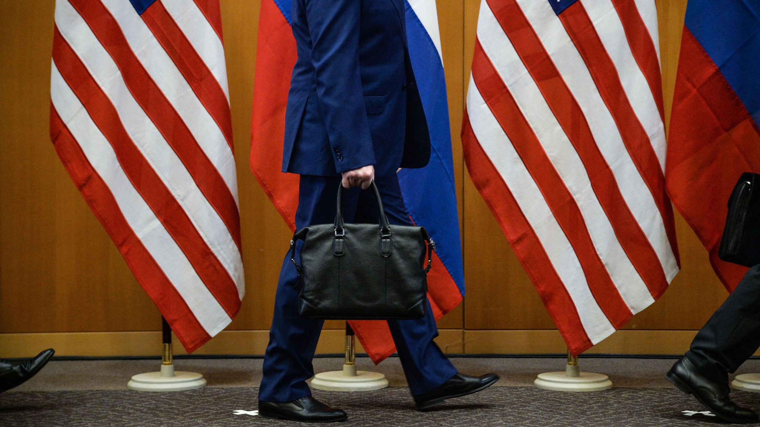 Москва намерена развивать взаимодействие с Вашингтоном в Арктике заявил глава РФПИ спецпредставитель президента по инвестиционно экономическому сотрудничеству с зарубежными странами Кирилл Дмитриев Готовимся к сотрудничеству с Соединенными Штатами в Арктике написал он в соцсети X Сегодня Дмитриев отправился в Майами на переговоры по урегулированию конфликта на Украине По информации портала Axios он может провести встречу со спецпосланником Стивеном Уиткоффом и зятем американского лидера Джаредом Кушнером Министр по развитию Дальнего Востока и Арктики Алексей Чекунков отмечал что потенциал для сотрудничества России и США в Арктике есть в сферах добычи и транспортировки углеводородов удобрений цветных драгоценных и редкоземельных металлов Отдельной темой может стать переработка газа