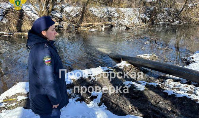 В Плавске в реку сливают сточные воды  Сообщения о том, что в реку в Плавске сливают канализационные стоки, появились в социальных сетях. Региональная природоохранная прокуратура инициировала проверку с участием специалистрв Министерства сельского хозяйства, природных ресурсов и экологии Тульской области. С выездом на место установлено, что в реку Локну в районе улицы Горького действительно сбрасывают сточные воды.   Специалисты ФБУ «Приокский ЦСМ» взяли пробы воды для химического анализа, а природоохранная прокуратура запросила в муниципалитете документацию об организации водоотведения.  Проверка продолжается, о её результатах будет сообщено дополнительно.    Источник первый тульский