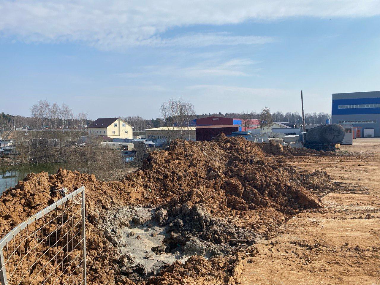 Ущерб от незаконной свалки в Люберцах будет возмещен Люберецкий городской суд удовлетворил исковые требования Минэкологии. Инспекторы эконадзора выявили в ходе обследования ряд фактов незаконного завоза и размещения строительных отходов. В поселке Красково на одном из участков специалиствами аккредитованной лаборатории были проведены отборы проб. По итогам обследования рассчитана сумма ущерба, которая превысила 64 тысячи рублей. Ответчиком выступила гражданка, владелец участка. Ей уже было объявлено предостережение. Теперь гражданке придется возместить ущерб. Сегодня в судах рассматривается еще ряд исков министерства к владельцам участков в Люберцах. Несколько свалок уже ликвидированы.