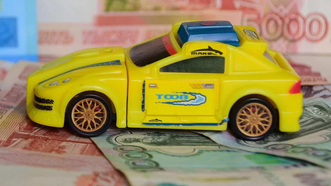 Челябинская область попала в топ 5 регионов с самой высокой стоимостью ОСАГО Самые дорогие полисы ОСАГО в стране в Новосибирске Там автовладельцам приходится выкладывать за страховку почти 8815 рублей Это на 30 больше чем в среднем по России В первую тройку рейтинга также попали Хабаровский край и Москва 8729 и 8505 рублей соответственно Сразу за топ 3 следует Челябинская область в нашем регионе стоимость ОСАГО составила 8365 рублей По этому показателю Южный Урал обогнал Подмосковье которое замкнуло первую пятерку Минимальными же параметрами может похвастать Орловская область там страховка обойдется в 4824 рубля Неподалеку от нее на другом от лидеров полюсе списка расположились Тамбовская Костромская Брянская и Белгородская области Фото ГТРК Южный Урал Подписывайтесь на Вести Южный Урал в MAХ