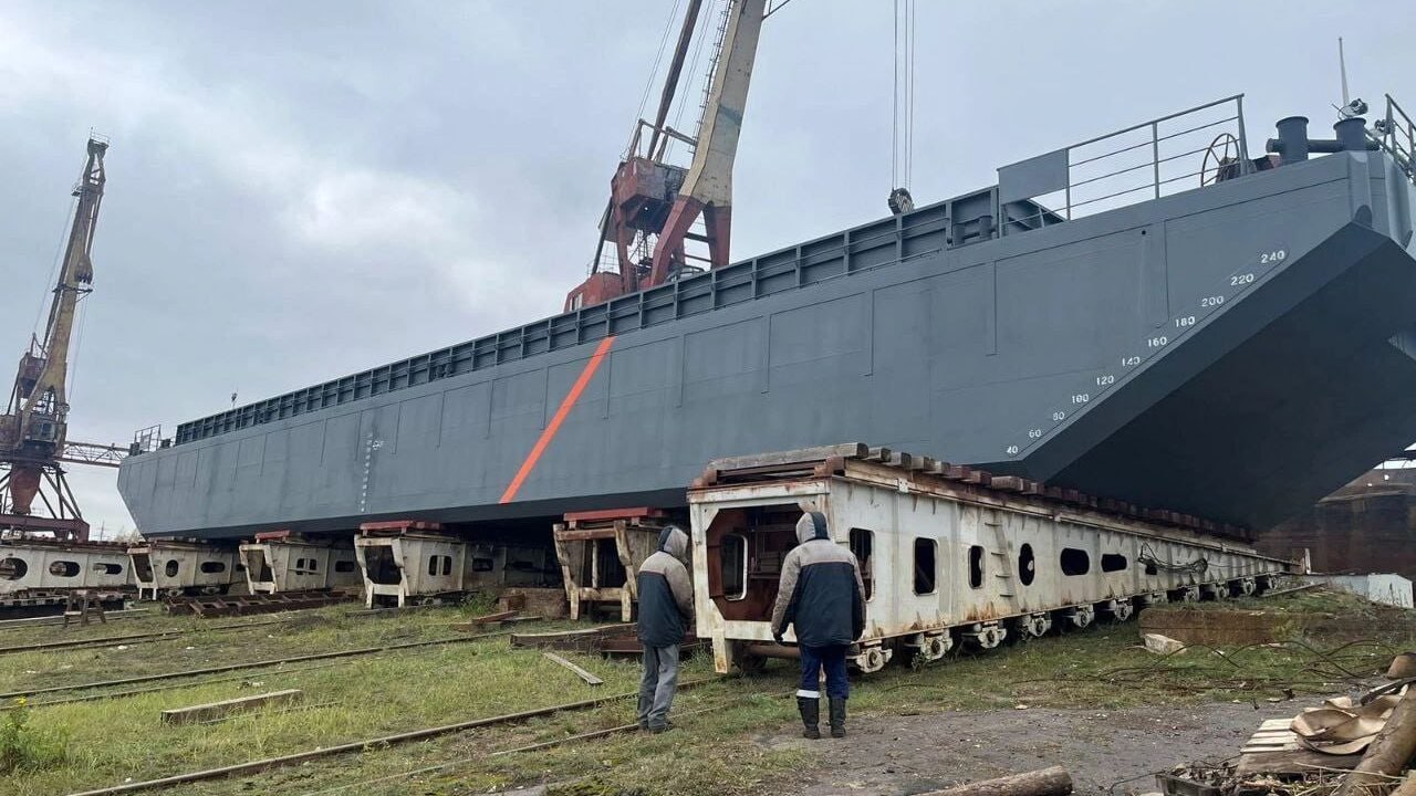 На Чкаловской судоверфи спустили на воду пятую баржу проекта RBD4608 Чкаловская судоверфь спустила на воду пятую по счету баржу проекта RBD4608. Заказчиком баржи, грузоподъёмностью 600 тонн, является компания «Шексна Шиппинг». Сухогрузные баржи проекта RBD 4608 грузоподъемностью 600 тонн строятся в рамках инвестпроекта по обновлению гражданского водного транспорта в России с использованием средств ФНБ. Все баржи будут работать на маршрутах Череповец-Астрахань-Череповец. Заказчик судна Государственная транспортная лизинговая компания, оператор — судоходная компания «Шексна Шиппинг» в 2024 году. Головная баржа в серии из восьми единиц была сдана в апреле 2024 года. Длина судна — 47 м, ширина — 8,44 м, грузоподъемность 600 тонн. Объемные трюмы и широкие палубы позволяют барже перевозить зерно, строительные материалы, лес, пиломатериалы, металлопрокат. Суда подходят для использования в составе каравана из 12-15 небольших барж и двух буксиров, которые везут суммарно до 9 тысяч тонн разных грузов. При таком сценарии значительно уменьшается время погрузки-разгрузки в пути следования и удешевляется логистика. Подписаться на «Медиапалубу»