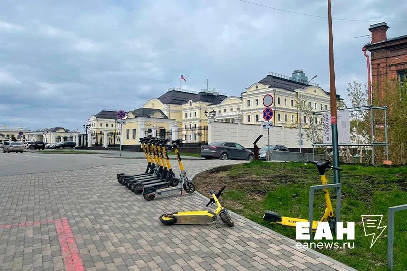 Пешеходы должны чувствовать себя в безопасности в центре Екатеринбурга За это сегодня на прямой линии высказался губернатор Свердловской области Денис Паслер когда речь зашла об ограничениях для электросамокатов Глава региона выступил против тотального запрета но должны быть локации где самокатчикам лучше не появляться Да вопрос запрета в отдельных зонах где ходит много жителей Там это можно сделать Есть схема ограничений по скорости Город немаленький и есть места где возникают угрозы от самокатчиков Если говорить про самый центр города вполне можно на эту тему смотреть и думать сказал глава региона По его словам городские власти должны принимать взвешенные решения а главным приоритетом должна быть безопасность жителей Например он предложил рассмотреть возможность запрета самокатов на улице Вайнера и на набережных ЕАН в MAX ЕАН в VK