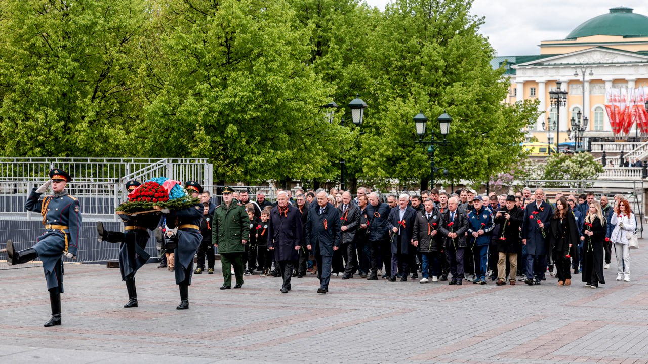 Ветераны отечественного футбола возложили цветы к Могиле Неизвестного Солдата В преддверии 80-летия Великой Победы делегация ветеранов футбола почтила память советских воинов, павших в годы Великой Отечественной войны. В Александровский сад в рамках мемориальной программы РФС «Одна на всех: команда, Родина, Победа!» пришли советские и российские футболисты и тренеры и начинающие спортсмены – воспитанники ФК «Митино». Возглавили делегацию председатель комитета ветеранов футбола РФС Александр Мирзоян и почетный президент РФС Вячеслав Колосков. В церемонии также приняли участие советники президента РФС Сергей Куликов и Александр Зорков, заслуженный тренер России Олег Романцев, двукратный призер Олимпийских игр Владимир Пильгуй, обладатель Кубка СССР Александр Тукманов. #Победа80