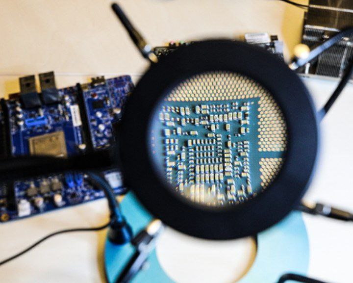 У России к 2028 году может появиться процессор для базовых станций LTE Разработчик отечественного радиоэлектронного оборудования для СОРМ средства для проведения оперативно розыскных мероприятий и анализа трафика Сигналтек к 2028 г планирует разработать процессор для базовой станции БС стандарта LTE 4G Об этом на форуме Спектр 2025 рассказал генеральный директор компании Софтайм разработчик БС LTE Павел Смирнов Софтайм по его словам собирается применять процессор в своём оборудовании Речь идёт о разработке специализированного baseband процессора для базовых станций LTE пояснил Ведомостям представитель Сигналтека Аналогичные решения разрабатывают и производят такие компании как американская Qualcomm нидерландская NXP и китайская HiSilicon Huawei добавил он Baseband процессоры от Qualcomm NXP HiSilicon а также японской Fujitsu недоступны на российском рынке обращает внимание генеральный директор ComNews Group Леонид Коник