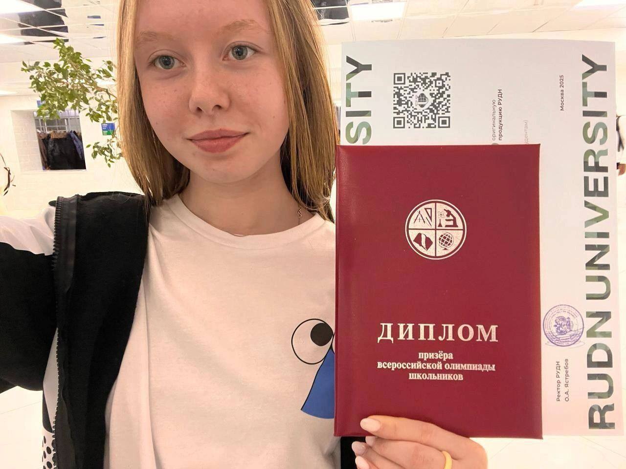 Одиннадцатиклассница из Нижнего Тагила Вера Васева взяла призовое место на финале Всероссийской олимпиады школьников по английскому языку! Всего в борьбе участвовали 388 старшеклассников из 86 регионов страны — а Вера вошла в число лучших. И это при том, что английский для неё — дополнительный предмет. Начала изучать его семь лет назад, получила Кембриджский сертификат уровня C2, стала дипломантом олимпиады «Высшая проба» — и всё это с легкой улыбкой и грамматическим чувством прекрасного. Подготовила Веру к олимпиаде учитель английского Марина Беднягина — и теперь у дуэта «ученик–учитель» заслуженный повод для гордости. Как говорит сама Вера: «Я почувствовала невероятную гордость за проделанный путь. Верю, что это достижение — не последнее!» Впереди у Веры — поступление, новые цели и, конечно, ещё больше английского. А пока — просто аплодируем и радуемся вместе. Молодец! The best is yet to come! Подписаться Присылайте фото, видео и новости