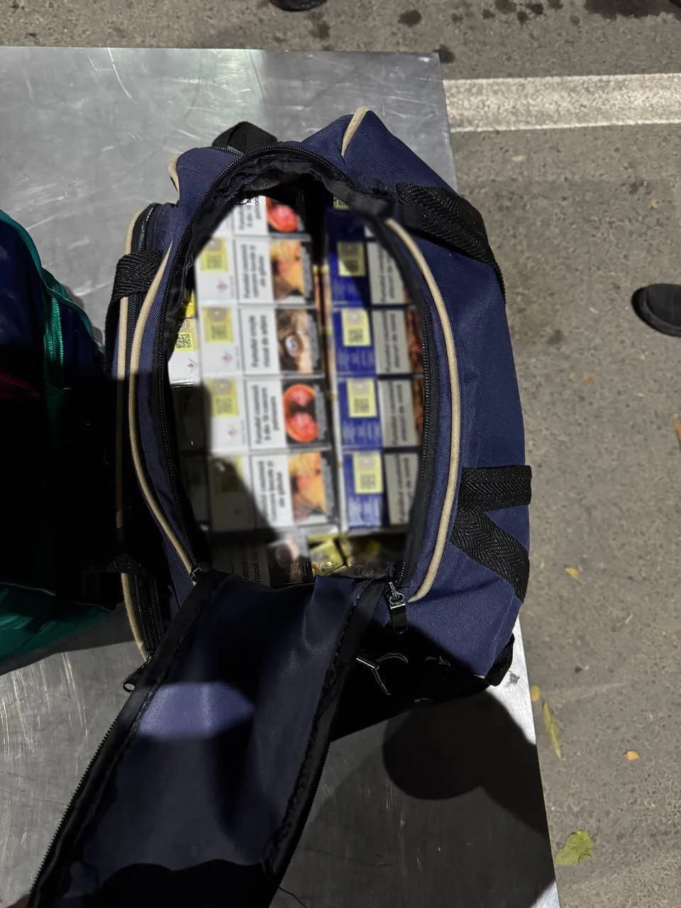 8400 спрятанных сигарет найденных пограничниками Кагула Пограничники Кагула пресекли попытку незаконной перевозки сигарет обнаружив 8400 штук спрятанных в автобусе следовавшем в Великобританию Продукция предназначалась для черного рынка ЕС а водитель будет привлечен к административной ответственности Подписаться