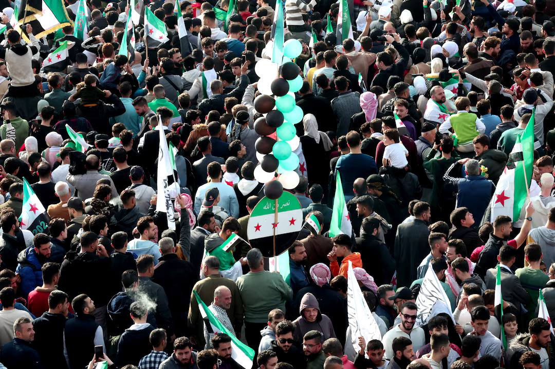 1 я годовщина сирийской революции После 14 лет гражданской войны сирийцы отмечают первую годовщину падения режима Асада торжествами и новым оптимизмом в связи с тем что их страна превращается в свободное и безопасное государство 8 декабря прошлого года Дамаск был освобожден силами оппозиции Асад бежал в Россию где ему было предоставлено убежище В январе Ахмед аш Шара был назначен главой государства Жители Дамаска говорят что трудности с которыми они сталкивались при режиме Асада закончились и выражают уверенность что новая администрация приведет Сирию к лучшему будущему особенно в области свободы экономики и безопасности Новое правительство приняло меры по обеспечению основных услуг включая электроснабжение и выплату заработной платы государственным служащим а также реализует решения которые напрямую влияют на повседневную жизнь граждан При режиме Асада электричество было доступно только несколько часов в день но новые меры быстро продлили это время до 8 10 часов в день Крупные города включая Алеппо Хомс и Дамаск впервые за 15 лет получили бесперебойное круглосуточное электроснабжение Тюрьмы оставившие мрачный след в сознании сирийского народа включая Седнаю и военную тюрьму Меззе были навсегда закрыты Будьте в курсе последних новостей с TRT на русском