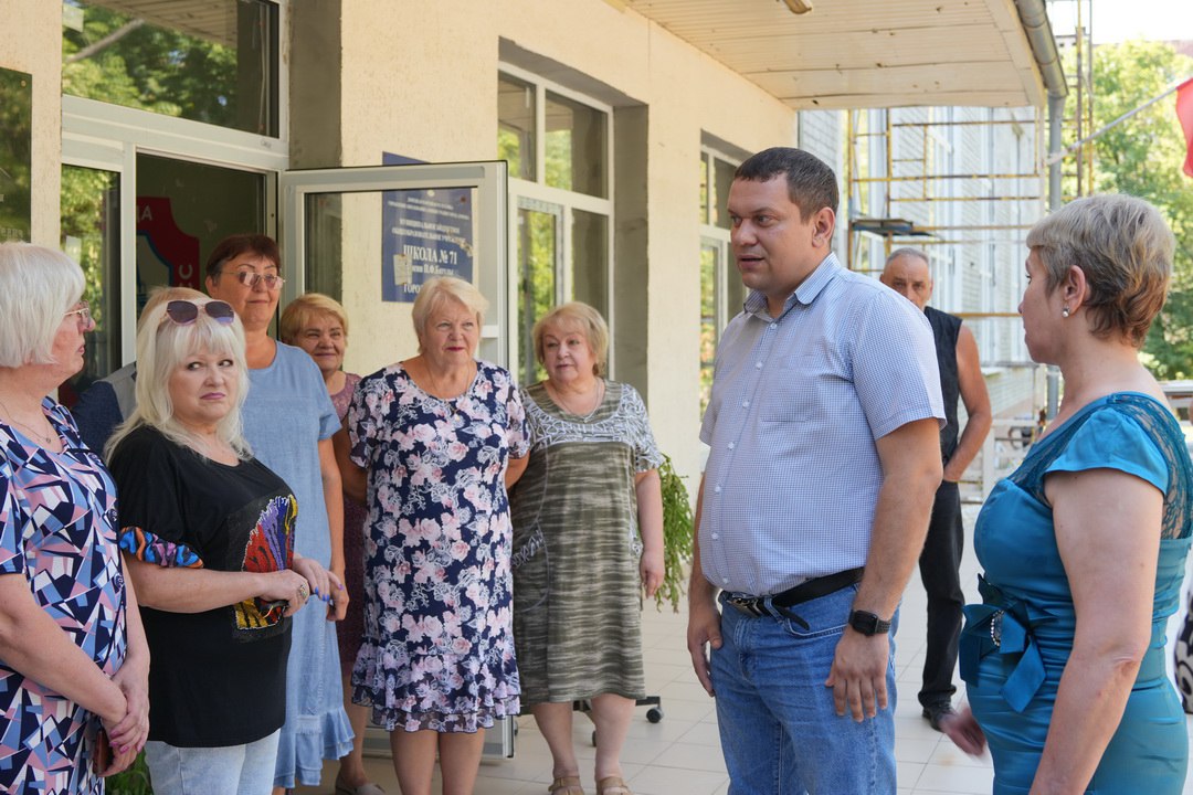 Продолжаем готовить школы Донецка к очному обучению Посетил школу № 71 имени П.Ф. Батулы Куйбышевского района городского округа Донецк. В ходе визита встретился с педагогами и родителями учащихся, обсудив ключевые вопросы подготовки к новому учебному году. Долгое время учебное заведение вынуждено было работать в дистанционном формате из-за расположения в прифронтовой зоне. Сейчас особое внимание уделяется восстановлению здания. На эти цели выделено около 30 миллионов рублей. В рамках текущих работ проведена замена электропроводки, отремонтирована кровля, ведутся работы во внутренних помещениях, включая пищеблок, а также проводится замена окон. Школа расположена на окраине Донецка, она была и остается важным центром не только образования, но и в целом культурной жизни микрорайона. Диалог с родителями и педагогами крайне важен для оперативного решения возникающих вопросов и успешной подготовки школы к началу занятий. По поручению Главы ДНР Д. В. Пушилина образовательные учреждения региона и Донецка готовятся к очному обучению с нового учебного года. «Те объекты, которые можно восстановить, уже ремонтируем. В 20 школах и 24 детсадах Донецка меняем пищеблоки, настраиваем коммуникации и обустраиваем кабинеты. Делаем все, чтобы ребята учились в комфортных условиях. По моему поручению министерство образования ДНР также решает вопрос с горячим питанием — оно должно быть везде» — отметил Денис Владимирович в своем Telegram-канале.