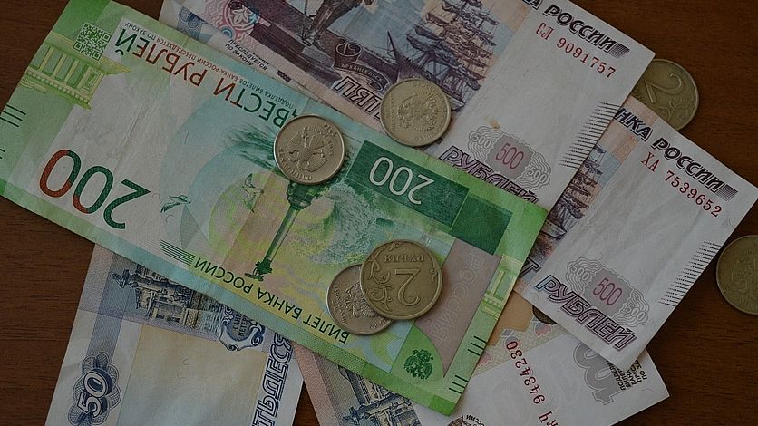 Стало известно сколько имущественных налогов заплатят орловцы В этом году жителям региона направлено более 355 тысяч налоговых уведомлений на уплату транспортного земельного налогов налога на имущество физических лиц Их общая сумма начисленная физическим лицам составляет 1 7 миллиарда рублей Это на 12 6 больше чем годом ранее Оплатить такие платежи нужно не позднее 1 декабря 2025 года Вести Орел в Telegram в МАХ