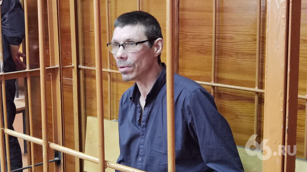 Сооснователя «Смысловых галлюцинаций» отправили в колонию на три года, передает спецкор  .RU из зала суда  Владимира Бурдина признали виновным в нападении на человека: прошлой осенью он несколько раз ударил знакомого ножом во время застолья. Сначала музыкант признал вину, однако во время последнего слова Бурдин заявил, что оговорил себя, чтобы выгородить товарищей.    В 2017 году на музыканта уже заводили уголовное дело по той же статье. Он ранил бывшего спецназовца, который якобы приставал к его жене. После инцидента музыканта поместили в психдиспансер.    Новости из Екатеринбурга