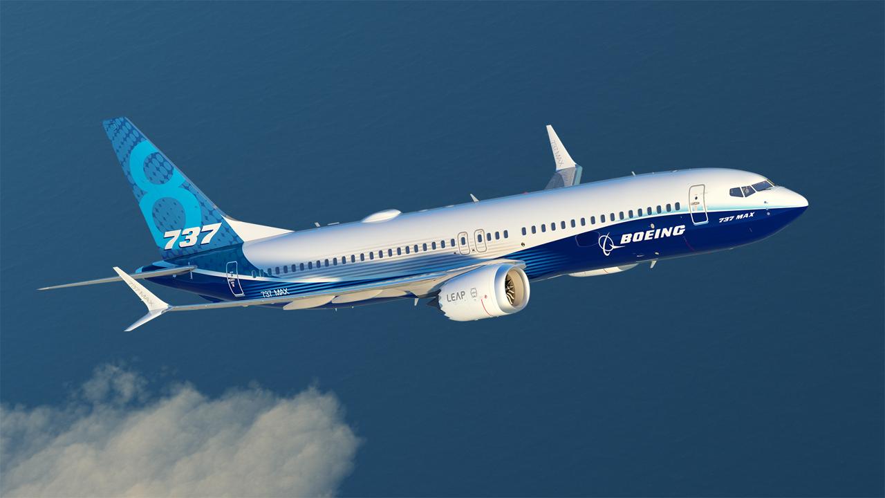 Boeing раскрыл заказчика 737 MAX в июле Boeing раскрыла имя заказчика июльского контракта на 30 самолётов 737 MAX 8 Им оказалась ирландская лизинговая компания Macquarie AirFinance которая увеличила свой портфель заказов на это семейство до 70 самолётов Для Macquarie это вторая прямая сделка с Boeing после первой закупки в 2024 году По словам гендиректора Эймона Бэйна выбор в пользу MAX обусловлен топливной эффективностью надёжностью и комфортом для пассажиров Лизингодатель видит в этих самолётах основу для долгосрочного роста и устойчивых решений для авиакомпаний партнёров Macquarie AirFinance владеет более чем 300 самолётами которые эксплуатируются 84 авиакомпаниями в 48 странах Среди клиентов United Airlines Air Canada British Airways Air France Air India и Virgin Australia Boeing отмечает что сегодня почти четверть заказов на 737 MAX поступает от лизинговых компаний В новом рыночном прогнозе концерн ожидает что в ближайшие 20 лет потребуется около 33 тысяч новых узкофюзеляжных самолётов для замены устаревшего парка и покрытия растущего спроса на перевозки AviaNews