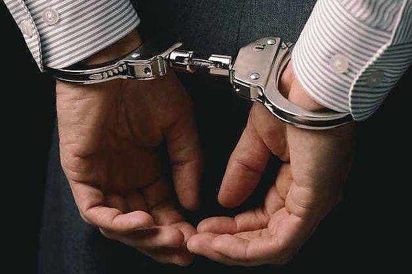 По уголовному делу о хищениях у участников СВО в Шереметьево арестовали 23 человека По уголовному делу по фактам обмана участников специальной военной операции таксистами в столичном аэропорту Шереметьево арестованы 23 человека, включая 5 полицейских патрульно-постовой службы линейного управления ЛУ МВД России. Об этом сообщает ТАСС со ссылкой на данные правоохранительных органов. "По настоящему уголовному делу, возбужденному по ст. 158 кража и ст. 159 мошенничество УК РФ, арестованы 23 фигуранта, в числе которых 5 полицейских патрульно-постовой службы ЛУ МВД России в аэропорту Шереметьево", – сказал собеседник агентства. Фигуранты также обвиняются по ст. 210 УК РФ организация преступного сообщества или участие в нем . aviaru.net/n283395