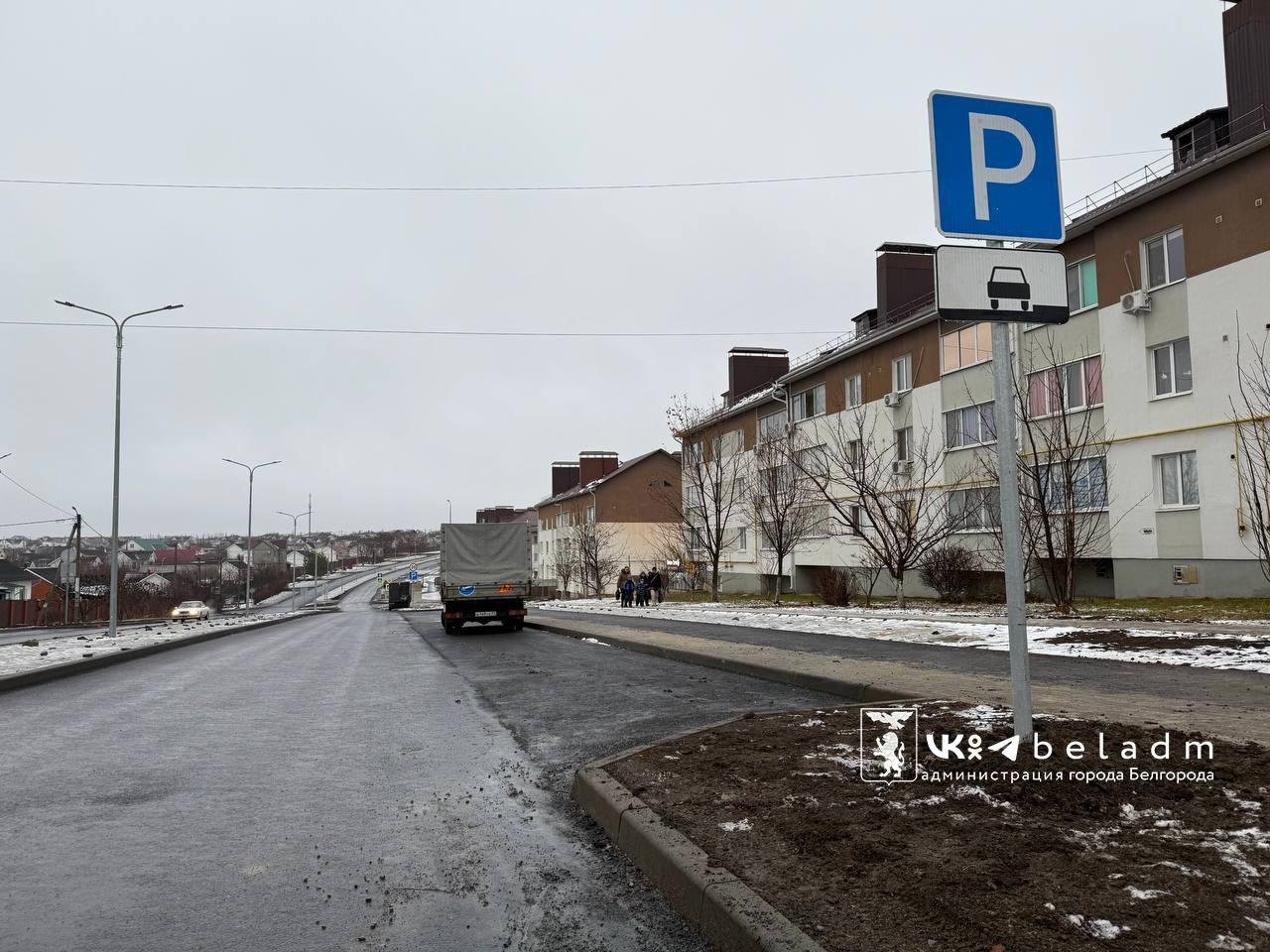 В Белгороде в новогодние праздники водителям не придётся платить за парковку.   С 29 декабря по 8 января парковки вдоль улично-дорожной сети и плоскостные парковки будут работать бесплатно, сообщает Белгородское парковочное пространство.