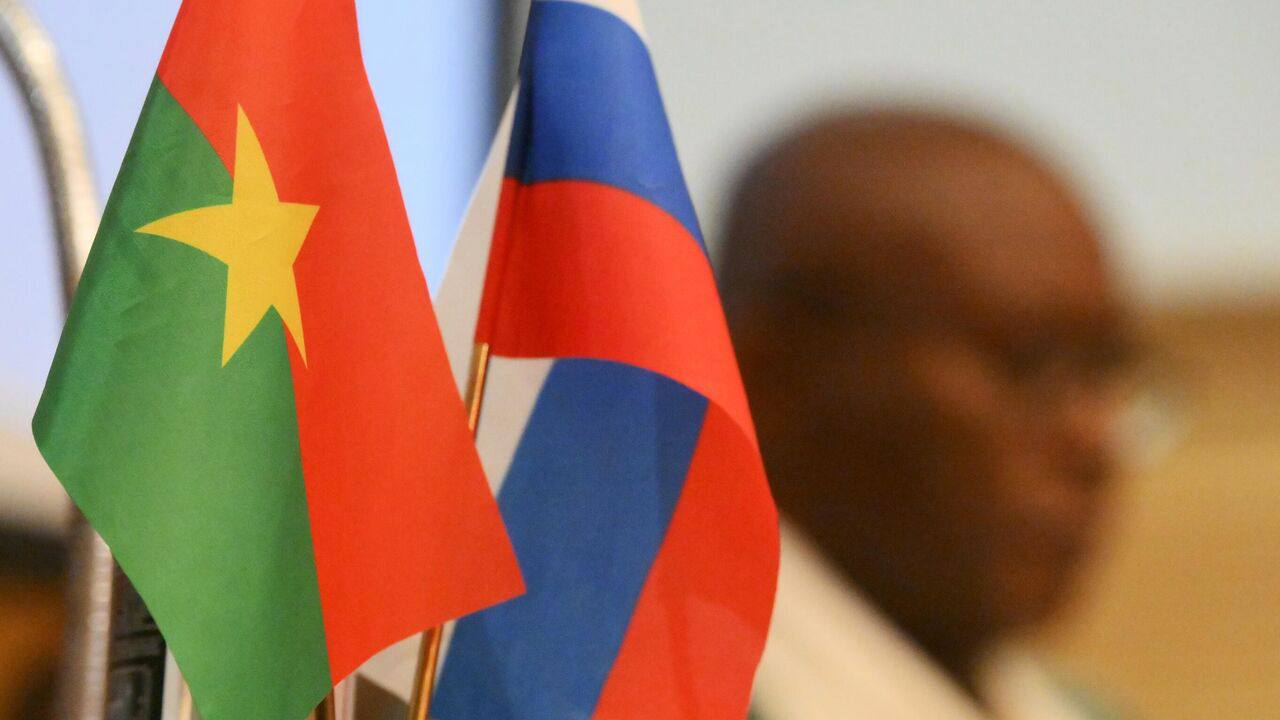 Россия и Буркина Фасо подпишут соглашения об основах отношений и создании межправкомиссии Документы подпишут во время визита в Москву 12 13 февраля главы МИД западноафриканской страны Карамоко Жана Мари Траоре У министра запланирована встреча с главой МИД РФ Сергеем Лавровым Также запланировано подписание соглашений об основах отношений создании межправительственной комиссии и по линии министерств образования сообщили в посольстве РФ в Уагадугу Африканская инициатива Telegram ВК Max