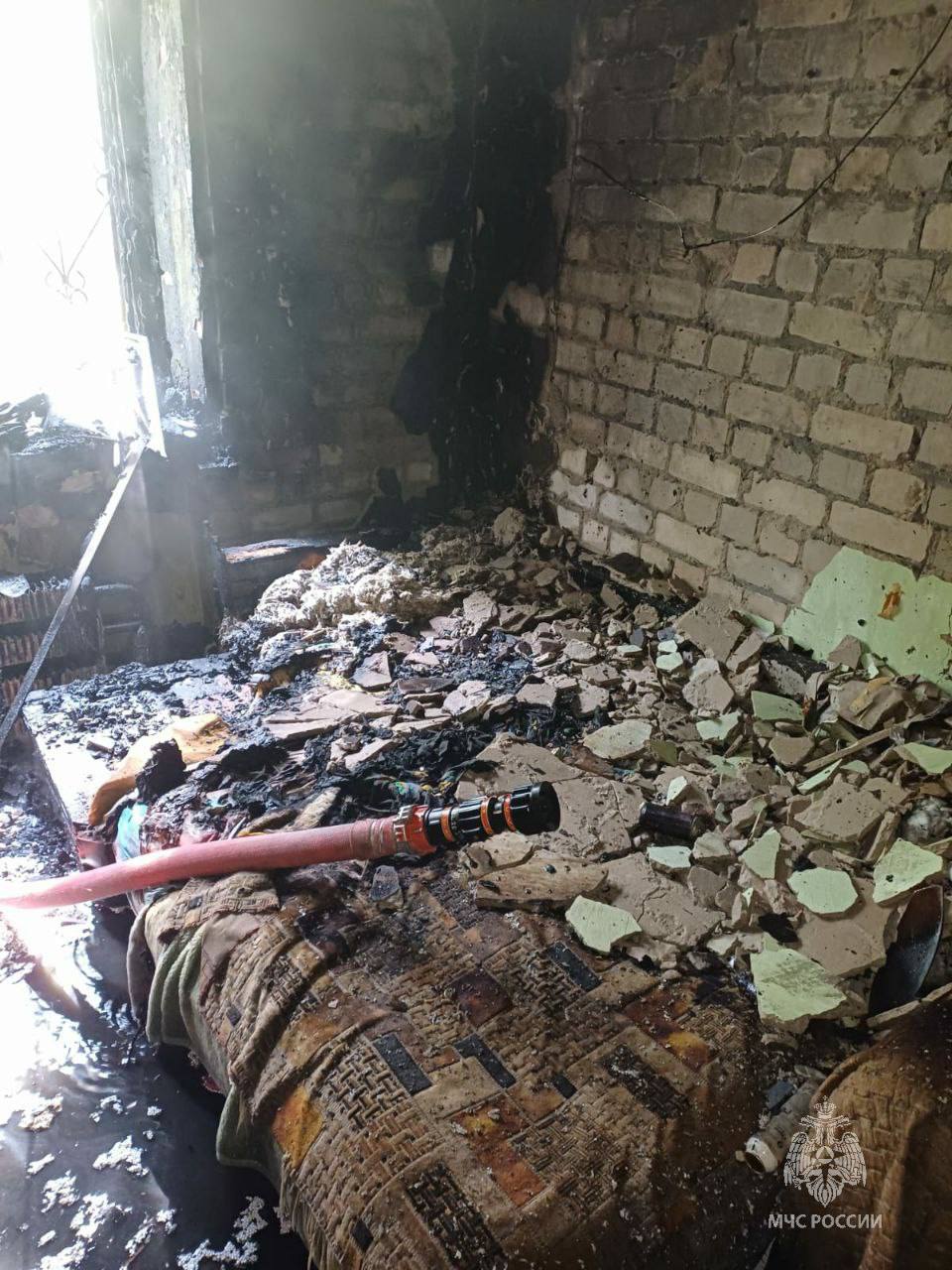 В Казани на пожаре из-за загоревшегося удлинителя пострадала пожилая женщина В Казани в одной из девятиэтажек на улице Академика Павлова произошел пожар. Горели вещи и мебель в спальне двухкомнатной квартиры на первом этаже. Прибывшие пожарные потушили возгорание на трех квадратах. Как рассказали «Татар-информу» в ГУ МЧС России по РТ, 50 жителей дома эвакуировались самостоятельно, в том числе трое — из горящей квартиры. 68-летняя женщина отравилась продуктами горения и самостоятельно обратилась к медикам скорой помощи. Выяснилось, что пожар произошел из-за загоревшегося удлинителя. Подпишитесь: