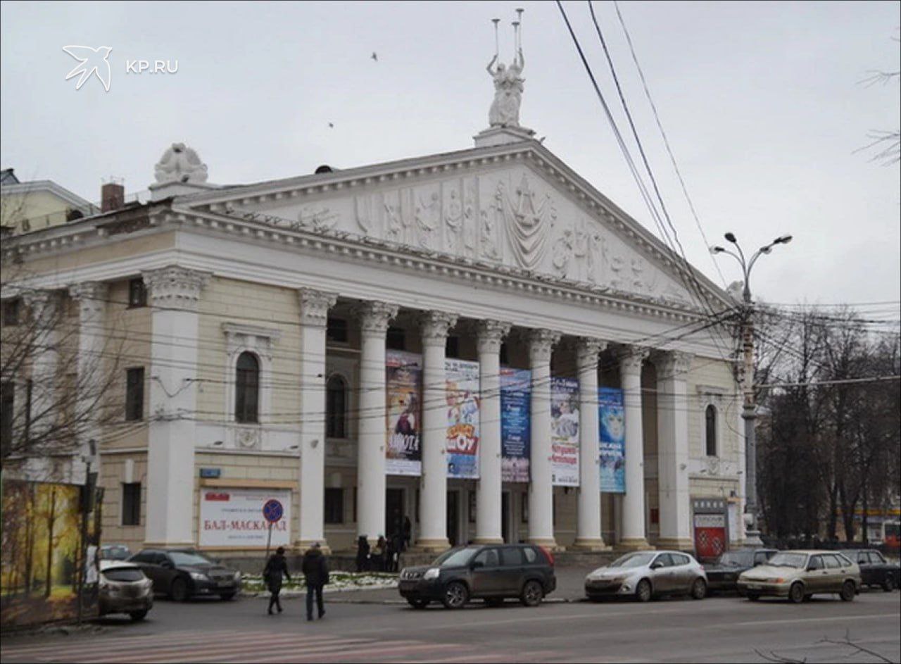 0   Воронежский театр поставил детский балет к Новому году  8 декабря Воронежский театр оперы и балета показал детскую премьеру. К Новому году в репертуаре появилась хореографическая сказка «Дюймовочка»  6+ . Волшебную историю Андерсена на музыку Чайковского воплотила на сцене хореограф-постановщик Ирина Лазарева. Сказочные костюмы для обитателей мира животных, цветов и очаровательных эльфов придумала художник Елена Нецветаева-Долгалева. Над сценическим оформлением с применением мультимедийных анимационных декораций работал художник по видео Олег Хмелевский.  Премьера прошла с аншлагом. На спектакли в январе  «Дюймовочка» вошла в программу утренних новогодних представлений с интермедий у елки  давно нет мест.